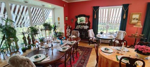 comedor con paredes rojas, mesa y sillas en Villa Billerud, en Säffle