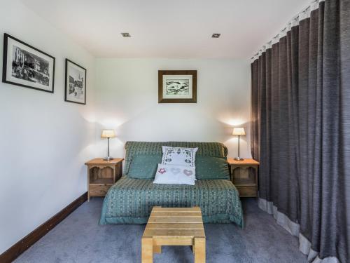 un salon avec un canapé et une table dans l'établissement Studio cosy à Megève, 4 pers, balcon extérieur, animaux admis, parking - FR-1-453-58, à Megève