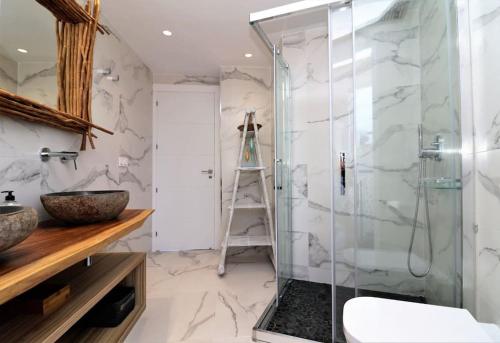 een badkamer met een douche en een ladder bij Magnificent and Luxury apartment at 22 floor and on the first line at Levante Beach beach in Benidorm