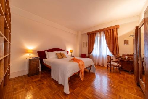 1 dormitorio con cama, escritorio y ventana en Golden Renaissance, en Florencia