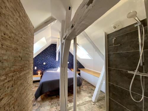 - une chambre mansardée avec un lit dans l'établissement La Casa Duplex, à Angers