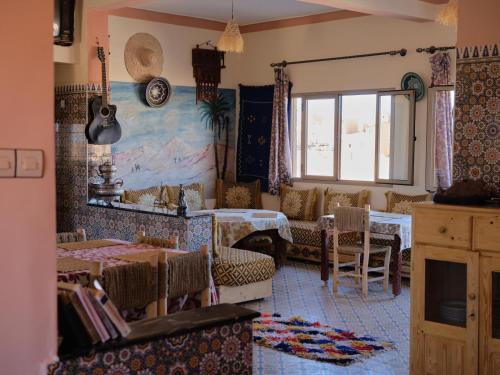 - un restaurant avec des tables et des chaises dans une salle dans l'établissement Panorama chez Hamid, à Moulay Ali Chérif