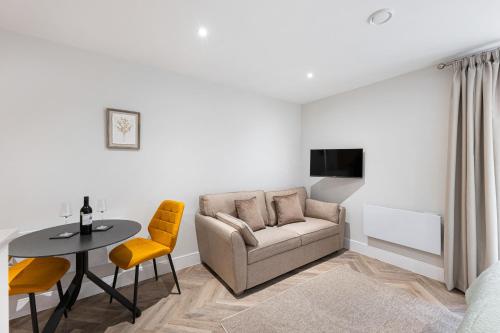 Rock Mill Apt 5 with Terrace – Photos 4