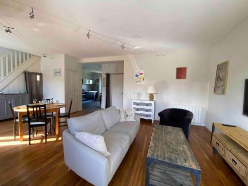 un salon avec un canapé blanc et une table dans l'établissement Casa Blancheraie, à Angers