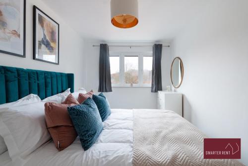 Ένα ή περισσότερα κρεβάτια σε δωμάτιο στο Woking - 3 Bedroom House - With Garden