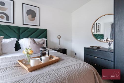 Ένα ή περισσότερα κρεβάτια σε δωμάτιο στο Woking - 3 Bedroom House - With Garden