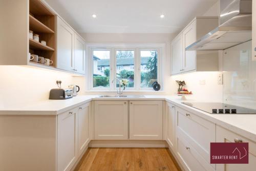 Η κουζίνα ή μικρή κουζίνα στο Woking - 3 Bedroom House - With Garden
