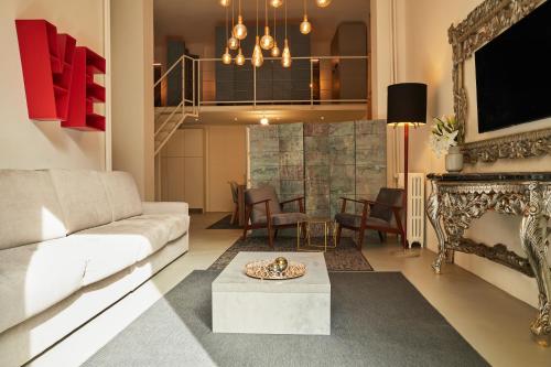 - un salon avec un canapé et une cheminée dans l'établissement Milan Retreats Brera, à Milan