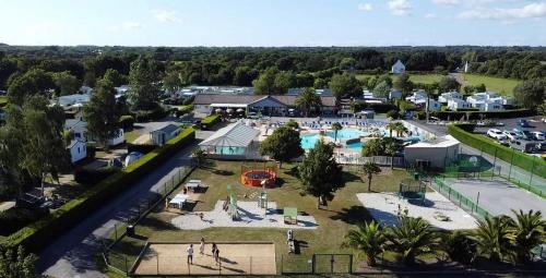 - une vue aérienne sur un parc avec une aire de jeux dans l'établissement Camping de la Plage de Cleut-Rouz, à Fouesnant