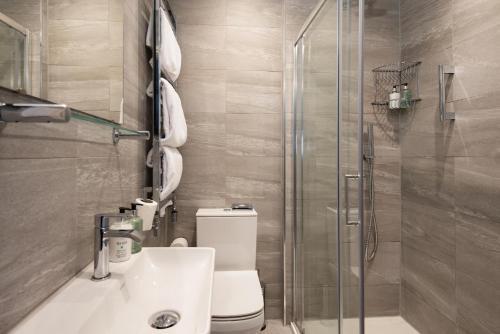 ein Bad mit einem WC und einer Glasdusche in der Unterkunft Windermere Rooms at The Wateredge Inn in Ambleside