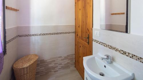 ブドーニにあるAppartamenti Agrustosのバスルーム(洗面台、鏡付)