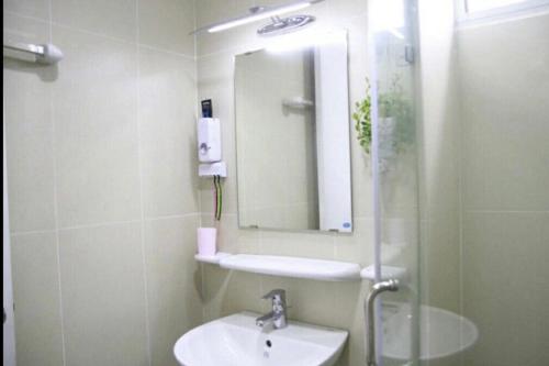 uma casa de banho com um lavatório e um espelho em Veganhome em Ho Chi Minh