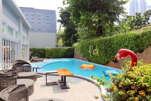 Kolam renang di atau dekat dengan Oakwood Suites Kuningan Jakarta