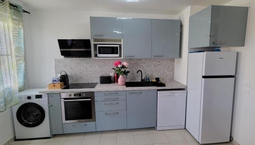 Kuchyň nebo kuchyňský kout v ubytování DISNEYLAND PARIS - VAL D'EUROPE - PARKING - WIFI