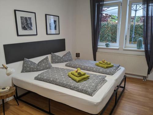 una camera con due letti con asciugamani verdi di holiday home eva a Worms