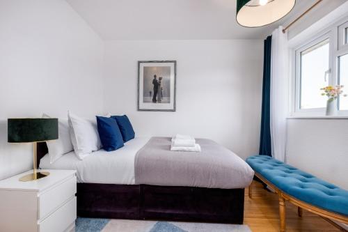 Кровать или кровати в номере 4 Bedroom House with Parking & Garden by Cherry Inn Short Let's & Services Accomodation