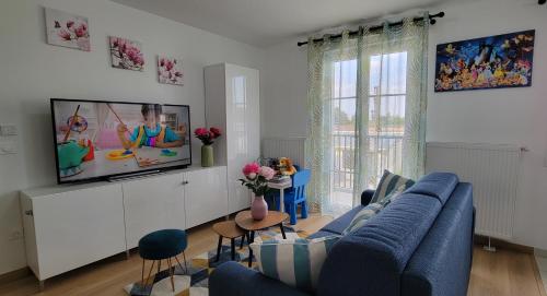 TV a/nebo společenská místnost v ubytování DISNEYLAND PARIS - VAL D'EUROPE - PARKING - WIFI