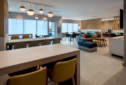 Posezení v ubytování TownePlace Suites Portland Airport ME