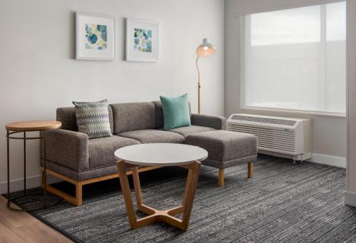 Posezení v ubytování TownePlace Suites Portland Airport ME