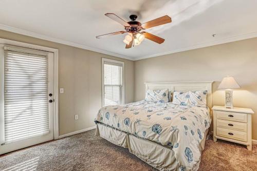 - une chambre avec un lit et un ventilateur de plafond dans l'établissement Beach Breeze, Walk to beach, pool access, à Tybee Island