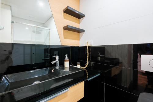 La salle de bains est pourvue d'un lavabo et d'un miroir. dans l'établissement Lux Residence w Balcony 1 min to Metro in Merter, à Istanbul