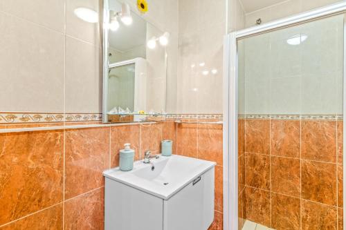 a bathroom with a sink and a shower at Sunflower Club Náutico in Santa Pola