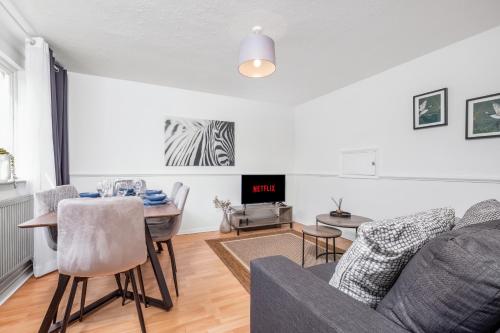 a living room with a couch and a table at 4 Bedroom House with Parking & Garden by Cherry Inn Short Let's & Services Accomodation in Cambridge