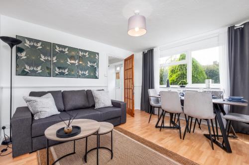 Posezení v ubytování 4 Bedroom House with Parking & Garden by Cherry Inn Short Let's & Services Accomodation