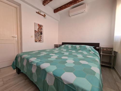 1 dormitorio con 1 cama con edredón verde y blanco en Torroxcostaholiday, en Torrox Costa