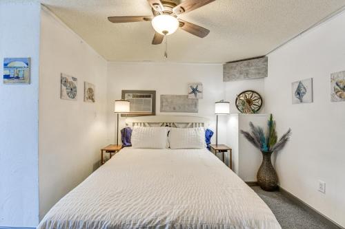 een slaapkamer met een bed en een plafondventilator bij Fort Walton Beach Studio Shared Pool and Beach Bar! in Fort Walton Beach