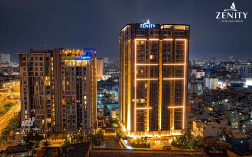 deux grands bâtiments dans une ville la nuit dans l'établissement Son&Henry Zenity District 1, à Hô-Chi-Minh-Ville