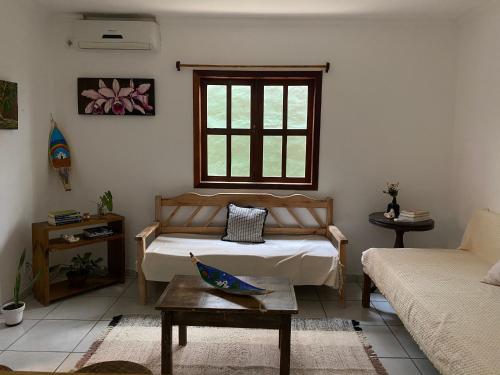 een woonkamer met een bank en een tafel bij Villa Objetivo Trancoso in Trancoso