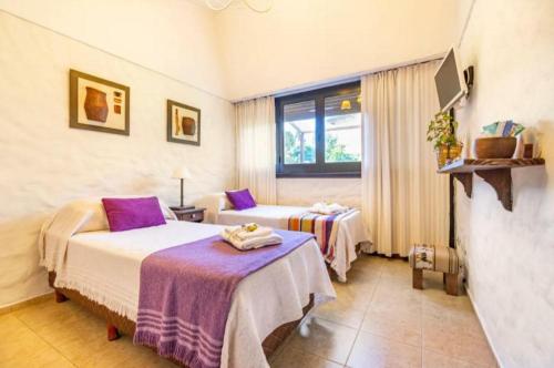 Habitación de hotel con 2 camas y ventana a Habitación privada en casa de familia en Villa Gesell