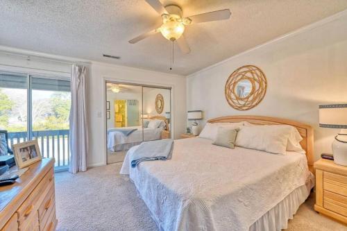 um quarto com uma cama e uma ventoinha de tecto em Ocean Getaway, Near Beach, 8ppl em Myrtle Beach
