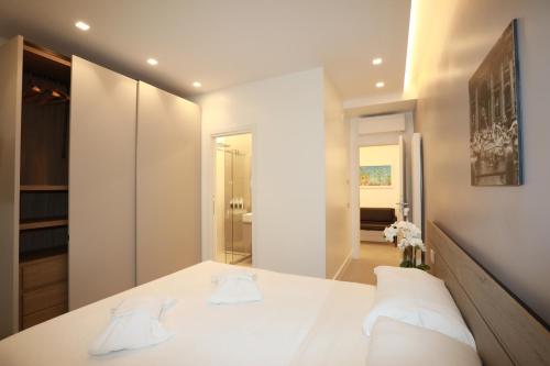 een slaapkamer met een wit bed en 2 witte kussens bij Unique Luxury Stay in Rome