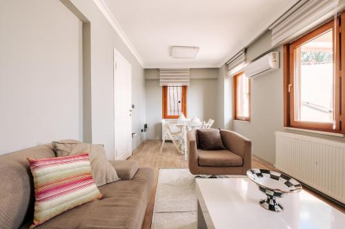 un soggiorno con divano e tavolo di Duplex Flat Near Bilgi University and Golden Horn a Istanbul