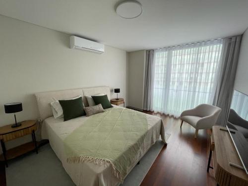 Ένα ή περισσότερα κρεβάτια σε δωμάτιο στο Funchal Next Corner Plaza