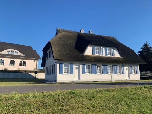 a large white house with a thatched roof at Zur Fischerwurt 8 in Balm