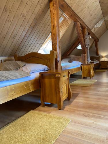 Llit o llits en una habitació de Kamień i Sowa