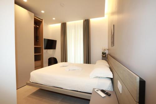 een slaapkamer met een wit bed en een spiegel bij Unique Luxury Stay in Rome