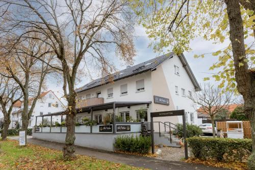 um edifício branco com árvores em frente em Hotel Villa Positano em Riedstadt