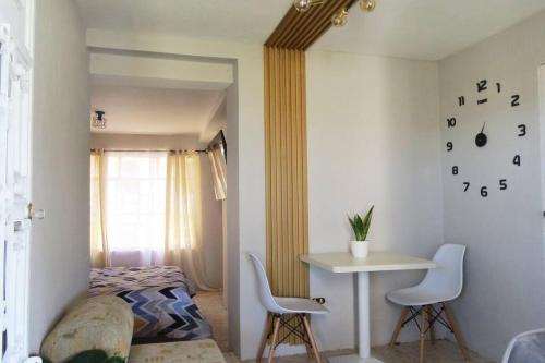 una camera con letto, tavolo e sedie di Apto Vista Hermosa con terraza ajardinada privada a Sololá