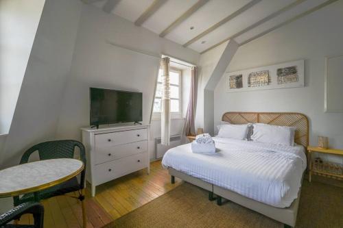 Postel nebo postele na pokoji v ubytování Paris, Opéra 6...une balade romantique