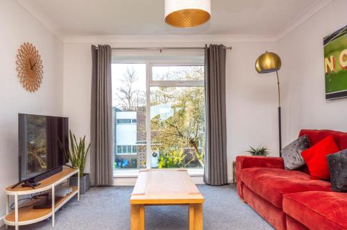 A seating area at 2 bed spacious, light & quiet flat, free parking