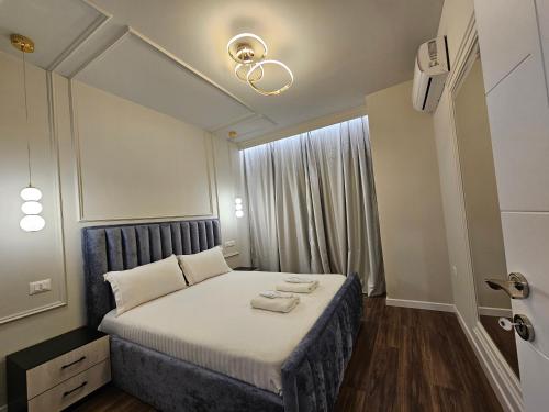 um quarto com uma cama com duas toalhas em Miku Apartment-Cozy 1BD Apartment at Komuna e Parisit em Tirana