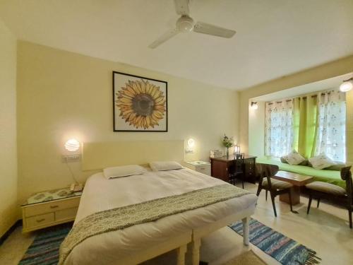 1 dormitorio con 1 cama grande y sala de estar en Vijaya's Homestead Jaipur, en Jaipur