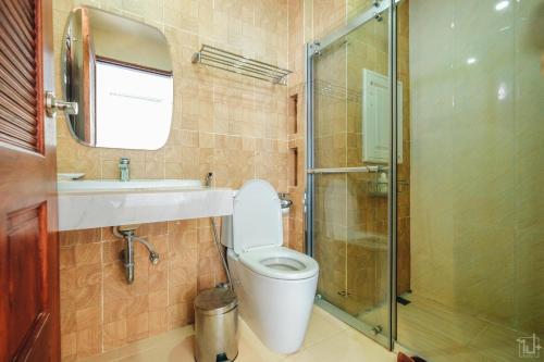 y baño con aseo, lavabo y ducha. en Porpiang Hotel - โรงแรมพอเพียง en Nakhon Phanom