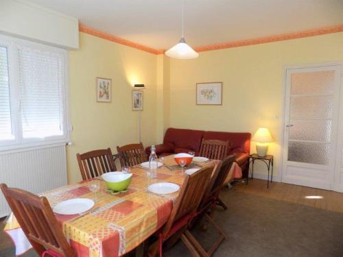- une salle à manger avec une table, des chaises et un canapé dans l'établissement Saint Georges de Didonne - MAISON à proximité du centre et de la plage, à Saint-Georges-de-Didonne