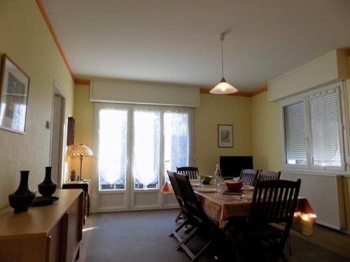 une salle à manger avec une table et des chaises dans une pièce dans l'établissement Saint Georges de Didonne - MAISON à proximité du centre et de la plage, à Saint-Georges-de-Didonne
