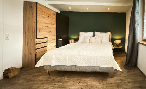 Goldberg-Aparts في راوريس: غرفة نوم بسرير كبير وبجدار اخضر